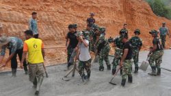 Minggu Tak Ada Kata Libur, Satgas TMMD 130 dan Warga Tuntaskan Pengecoran Jalan Mangsang Maju