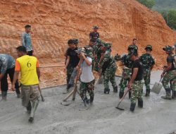 Minggu Tak Ada Kata Libur, Satgas TMMD 130 dan Warga Tuntaskan Pengecoran Jalan Mangsang Maju