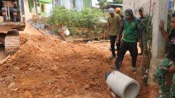 Satgas TMMD 130 dan Warga Kebut Pemasangan Gorong-Gorong, Hari Libur Tetap Bekerja di Mangsang Maju