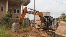 Tak Kenal Jeda, Operator Beko Berjibaku Buka Jalan untuk Kejar Pengecoran TMMD 130