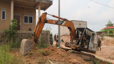 Tak Kenal Jeda, Operator Beko Berjibaku Buka Jalan untuk Kejar Pengecoran TMMD 130
